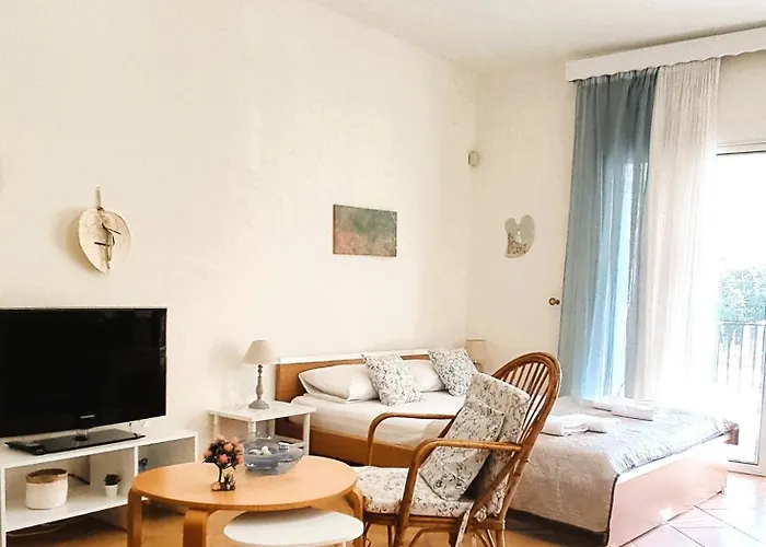 Apartment Geoponika 1-2 *